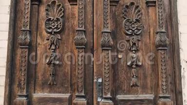 一扇古老的木门在一个美丽的古代地方倾斜拍摄。 木质纹理门